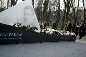 01.JPG (18157 bytes)