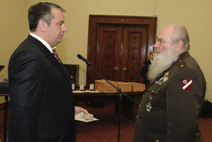 05.JPG (12118 bytes)