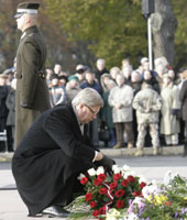 01.JPG (12878 bytes)