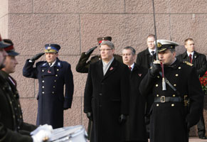 04.JPG (17813 bytes)